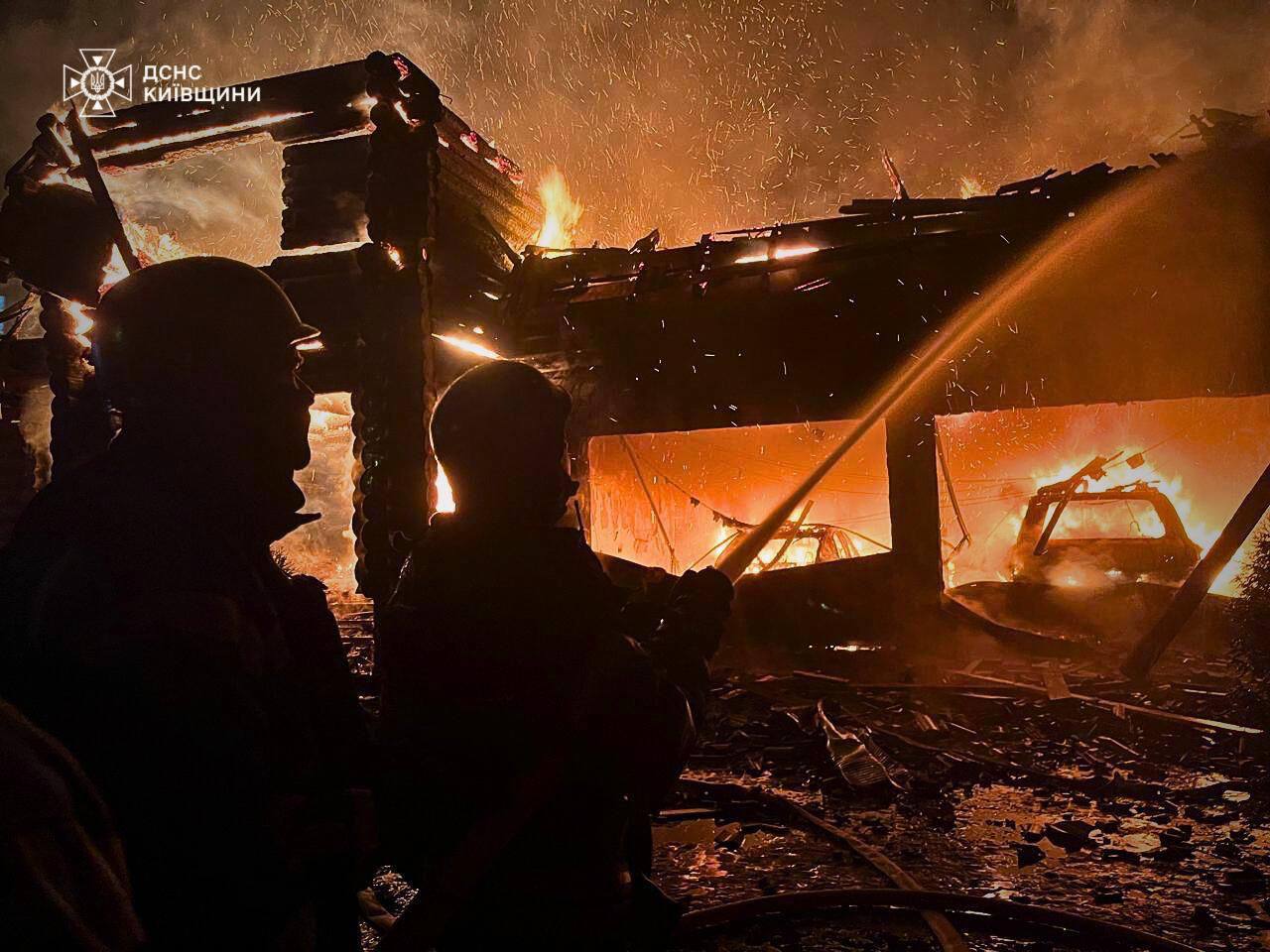 Атака на Київщину: під час ліквідації пожежі у будинку виявили тіло жінки (фото)