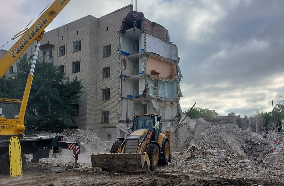 Пошук загиблих у Часів Яр: уже 38 жертв ракетної атаки
