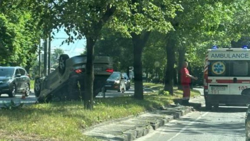 ДТП у Львові: водій Volkswagen врізався в дерево, авто перекинулося