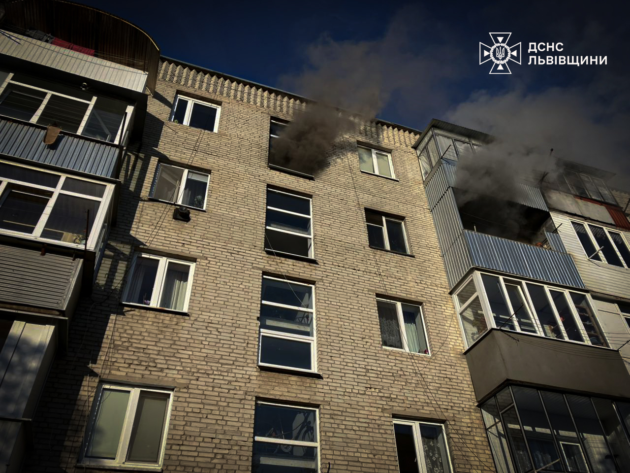На Львівщині сталася пожежа на четвертому поверсі багатоповерхівки