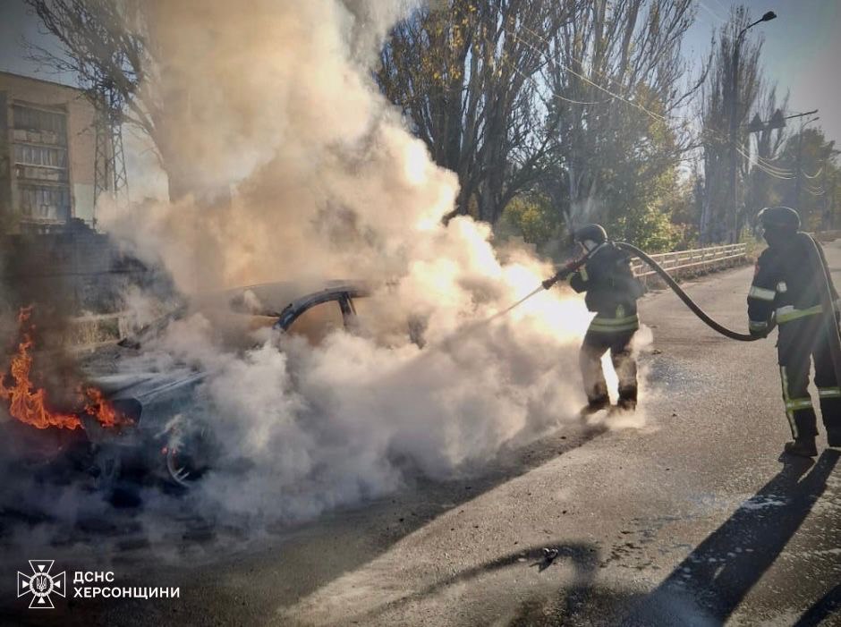 У Херсоні окупанти скинули вибухівку на цивільне авто