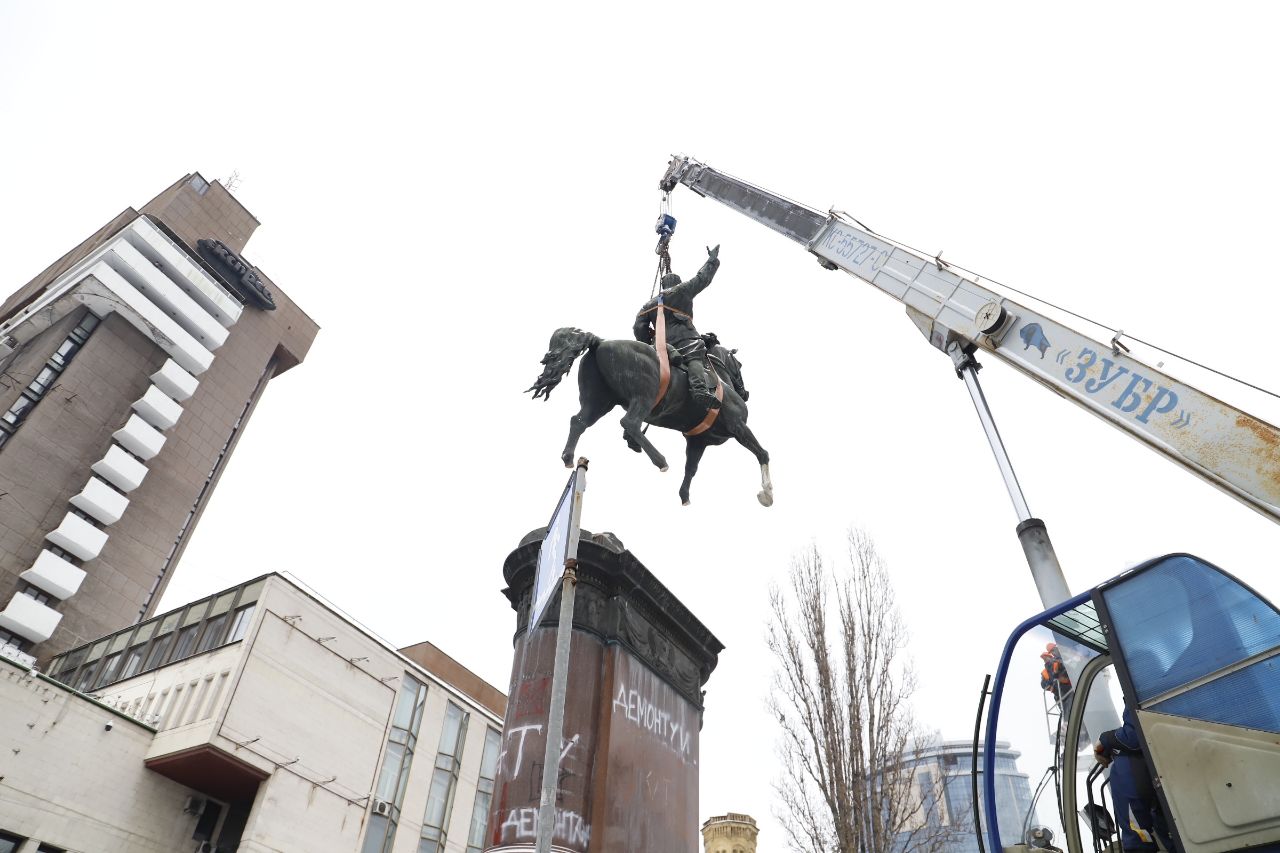 У Києві демонтували пам'ятник Щорсу. Разом із конем. Фото дня
