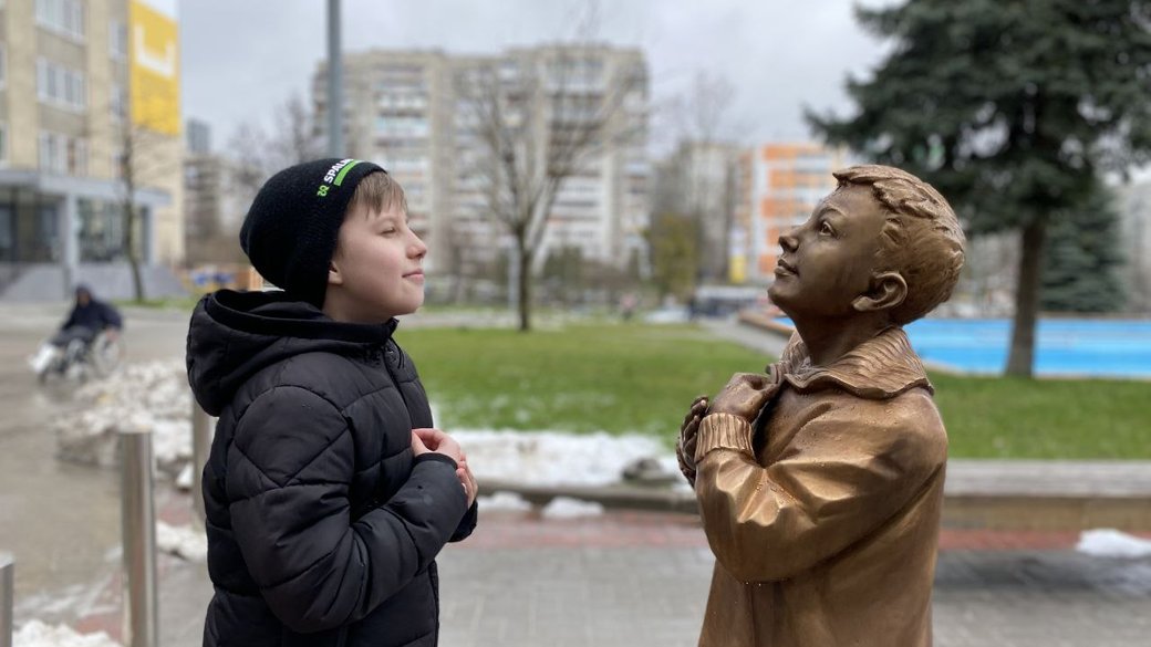 Біля львівської лікарні встановили скульптуру хлопчика, який чекає на тата