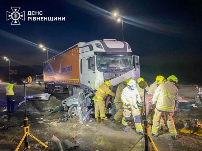 Смертельна автотроща на Рівненщині: фото розчавленого вантажівкою легковика