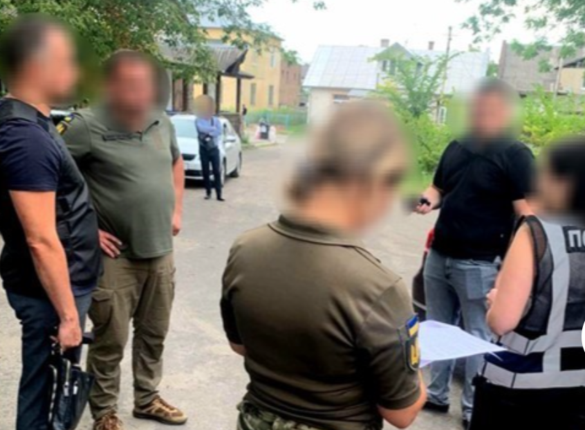 За тисячу доларів. Працівниця львівського ТЦК допомагала ухилянтам