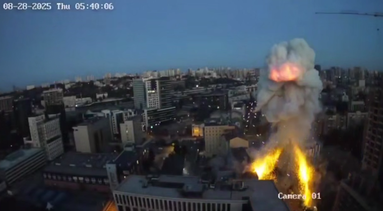 У мережі зʼявився момент прильоту по багатоповерхівці у Києві (відео)