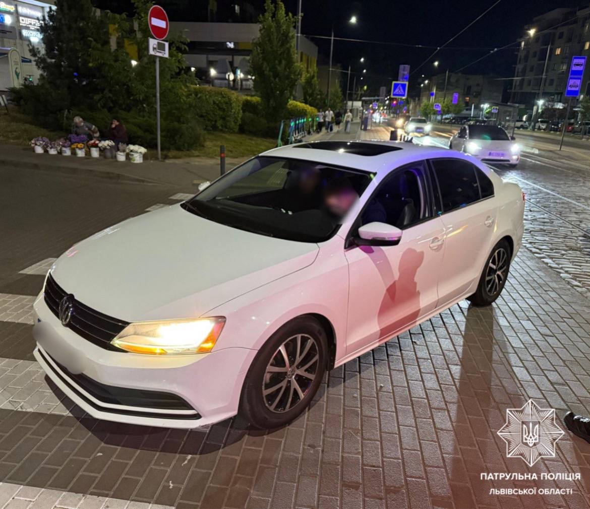На Львівщині мати посадила неповнолітнього сина за кермо (фото)