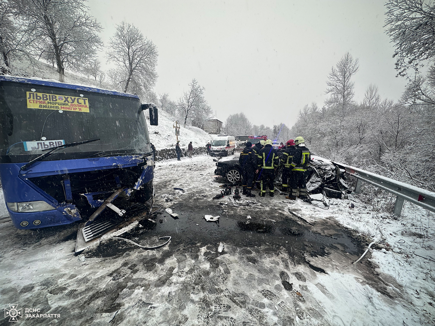 На Закарпатті зіткнулися легковик і рейсовий автобус: загинула 22-річна водійка