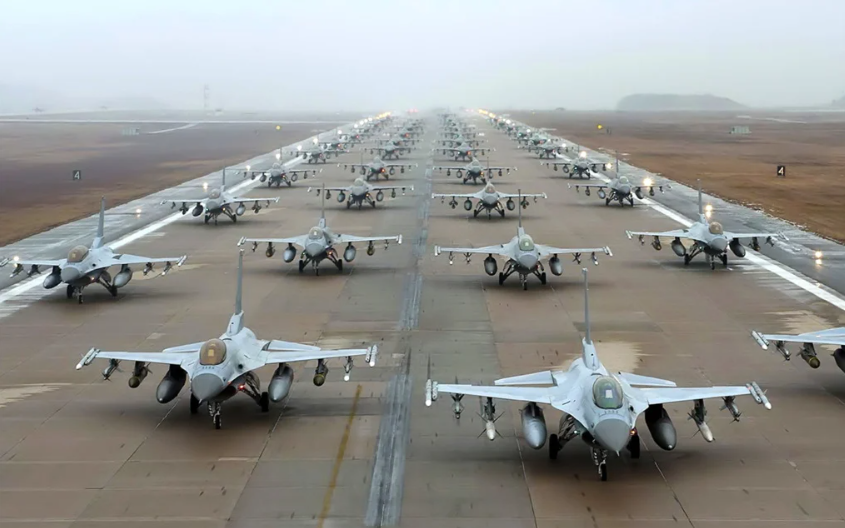 Нідерланди вже готують перші винищувачі F-16 до відправлення в Україну