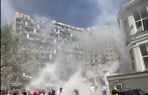 Під завалами в "Охматдиті" є люди: фото та відео наслідків удару