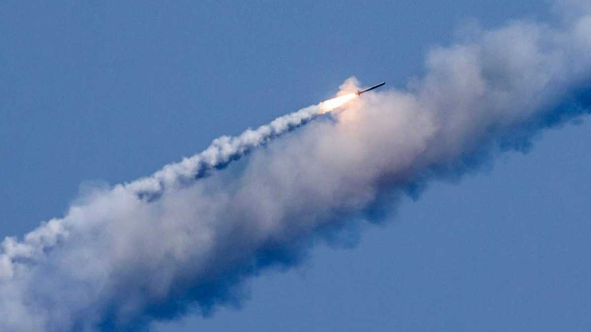 Над Дніпропетровщиною збили російську ракету