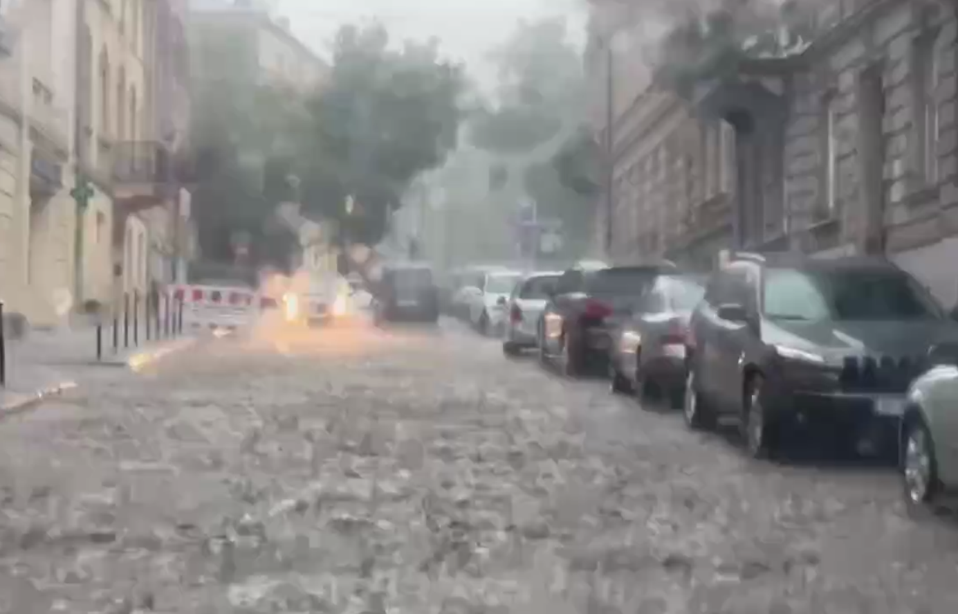 Вулиці стали річками: Львів потерпає від масштабних наслідків потужної зливи (фото)