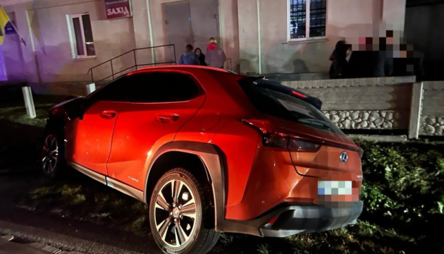 Смертельна ДТП на Івано-Франківщині: суддя на Lexus збила двох людей на переході  (фото)