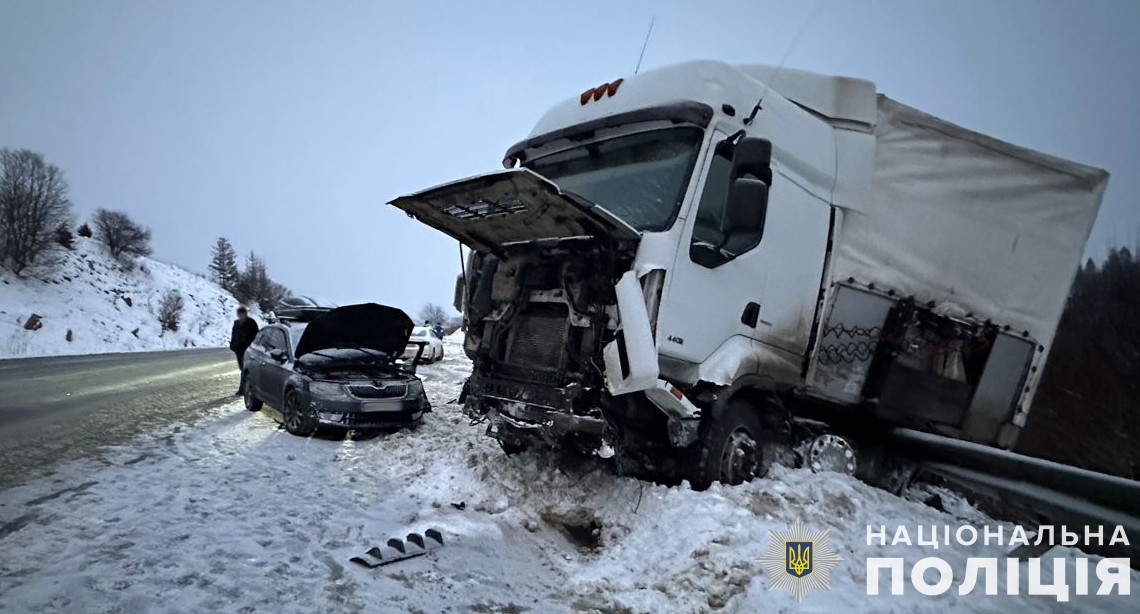 Вантажівка в'їхала в легковик: подробиці автотрощі на Львівщині (фото)