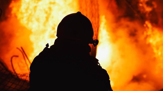 Масштабне займання у Львові: дві будівлі опинилися під загрозою знищення (фото)
