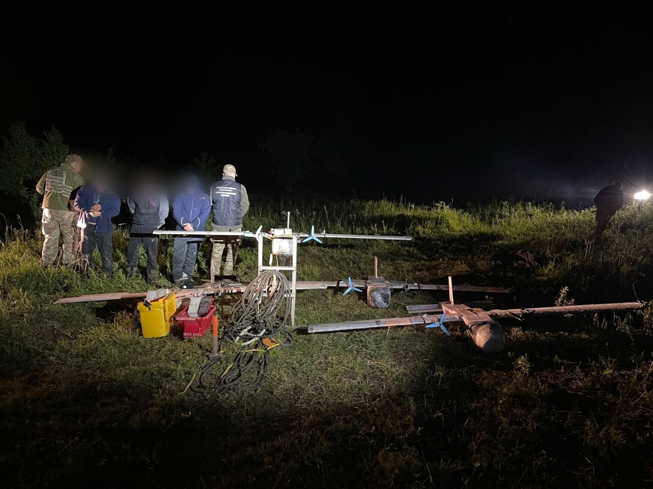 На Закарпатті прикордонники зі стріляниною затримали дрон-контрабандистів із сигаретами