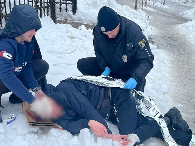  У Брюховичах поліцейський врятував життя перехожому