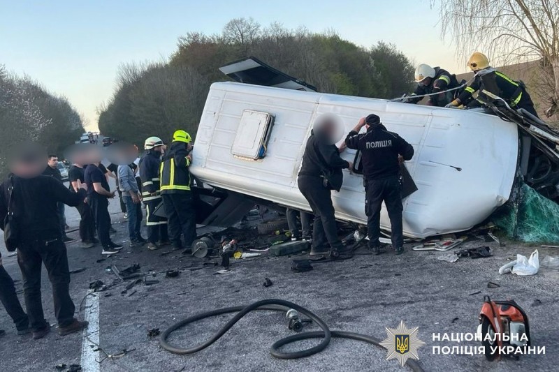 Автотроща маршрутки і легковика на Вінниччині: фото з місця смертельної ДТП