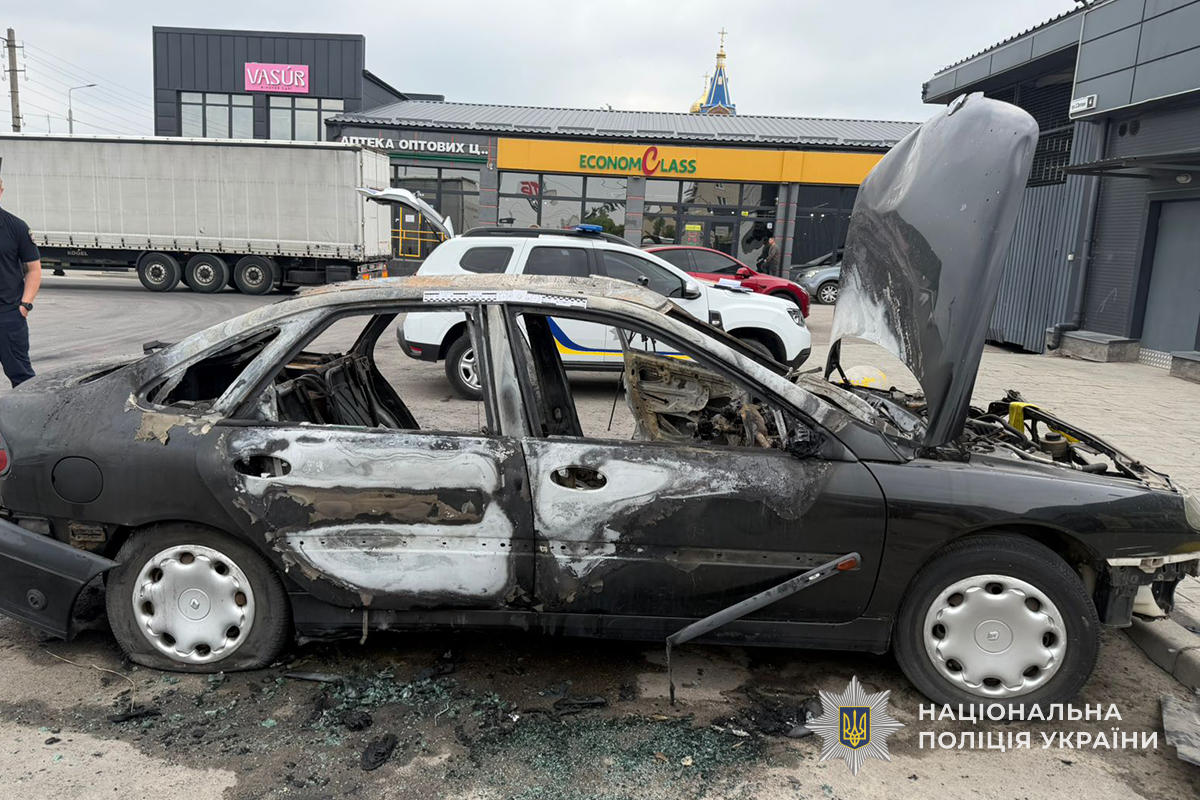 На Тернопільщині п'яний підліток спалив автівку на стоянці