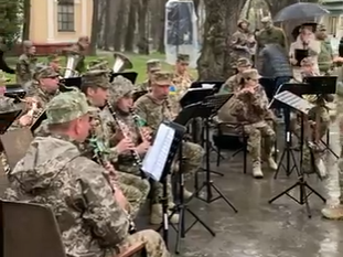Військовий оркестр зробив музичний подарунок львів’янам та переселенцям