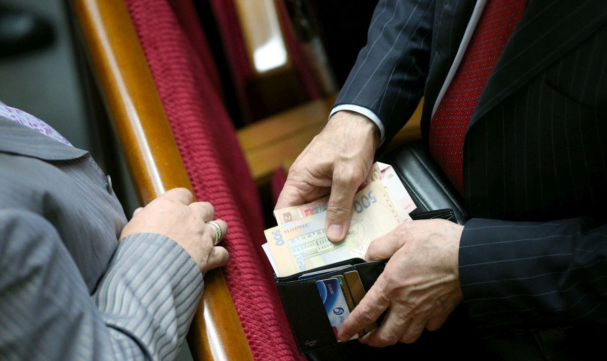 Нардепи підвищили собі зарплати під час війни. На «мінімалку» грошей не вистачає