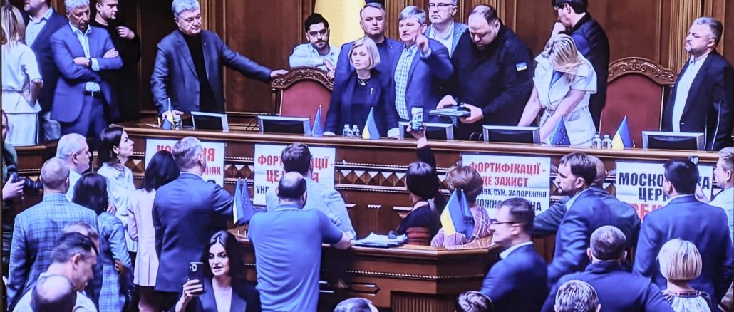 У Раді депутати заблокували трибуну через УПЦ МП та фортифікації: деталі
