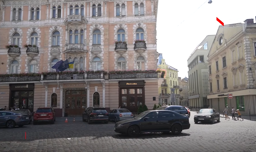 Дорогу землю в центрі Львова можуть вкрасти на урочистій сесії. Звинувачують Садового