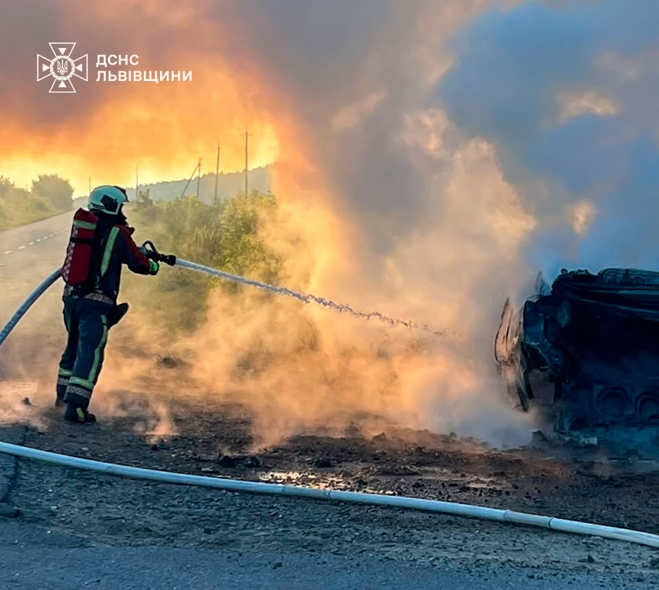 Вранці поблизу Львова авто після аварії вибухнуло і згоріло (фото)