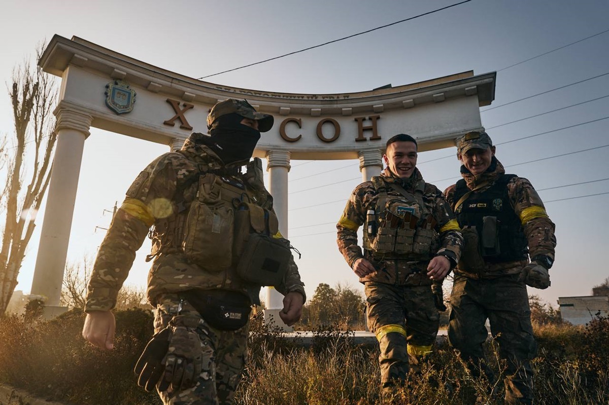 Окупанти втікають з Нової Каховки. Що про це думають українські військові
