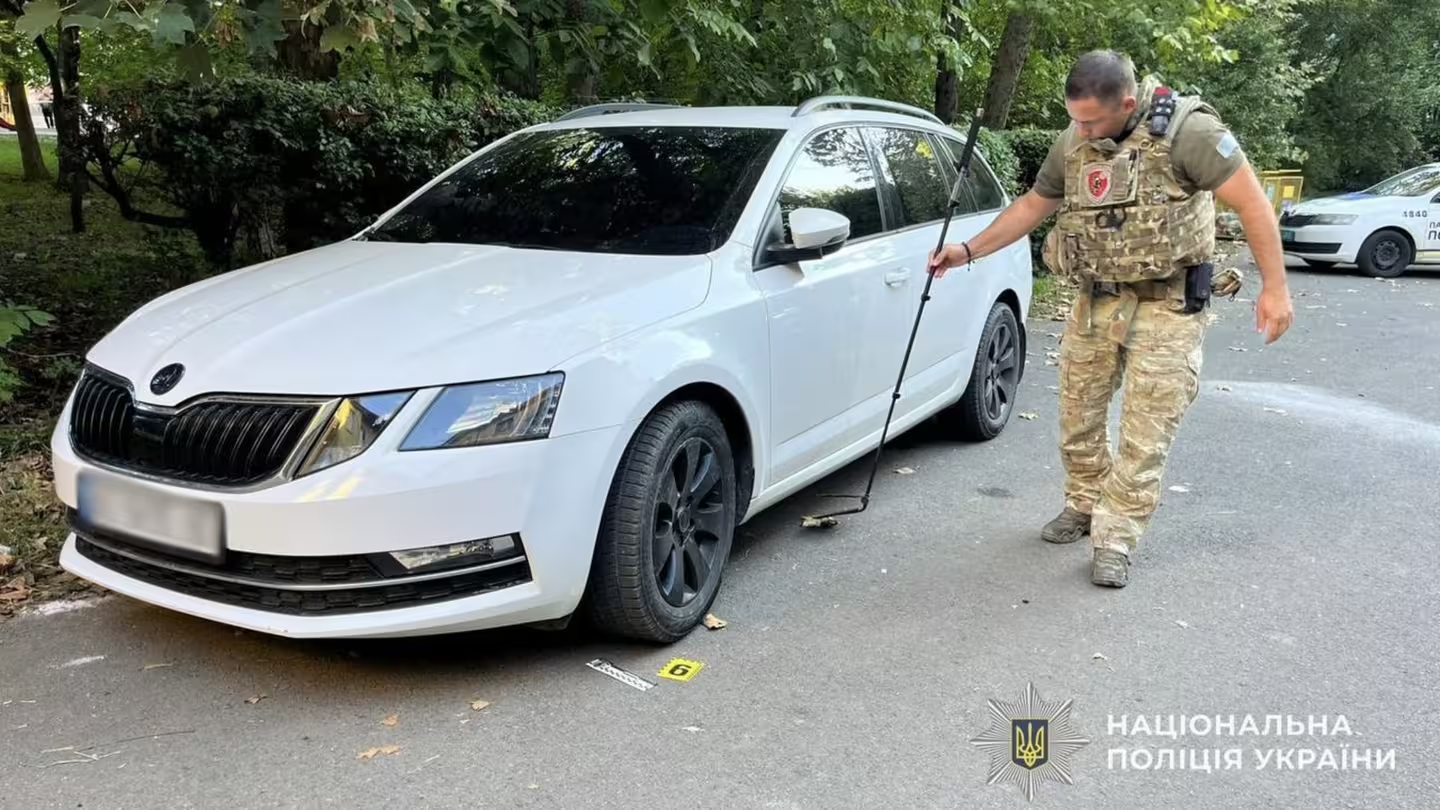 На Закарпатті під машиною знайшли вибухівку: фото