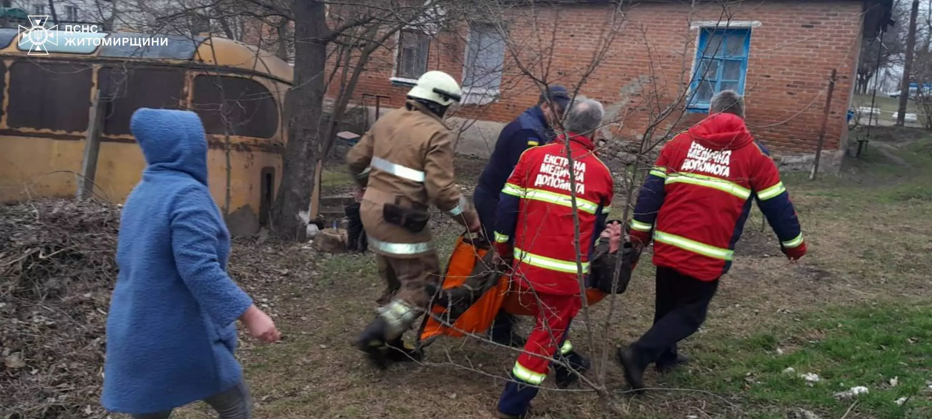 На Житомирщині рятувальники витягли літнього чоловіка з крижаної води