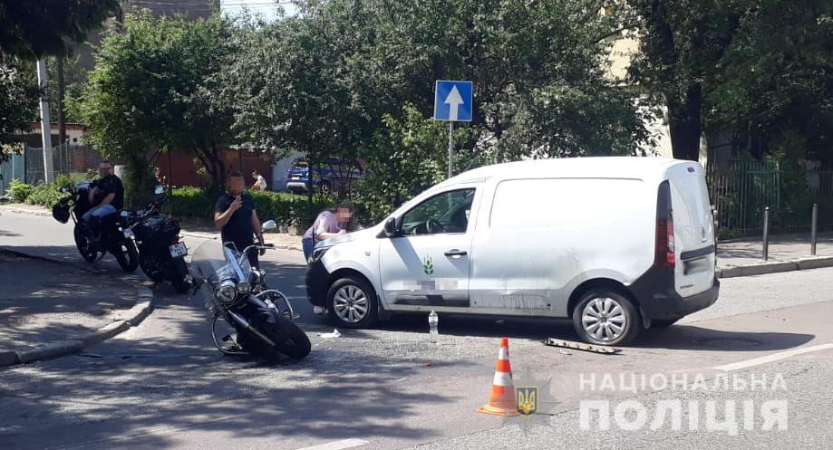 У Львові автівки в'їхали у мотоцикл і велосипедиста: троє травмованих