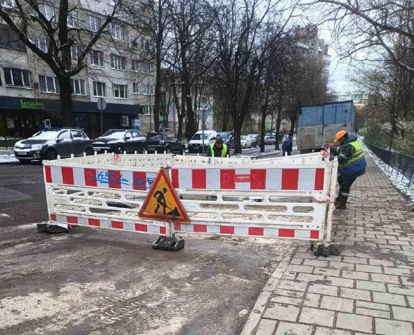 У Львові тимчасово ускладнений рух транспорту через провалля