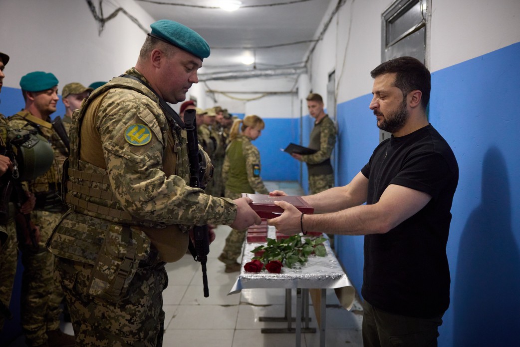 Зеленський відвідав бойові бригади на Донеччині і присвоїв "Героя України" командиру морпіхів