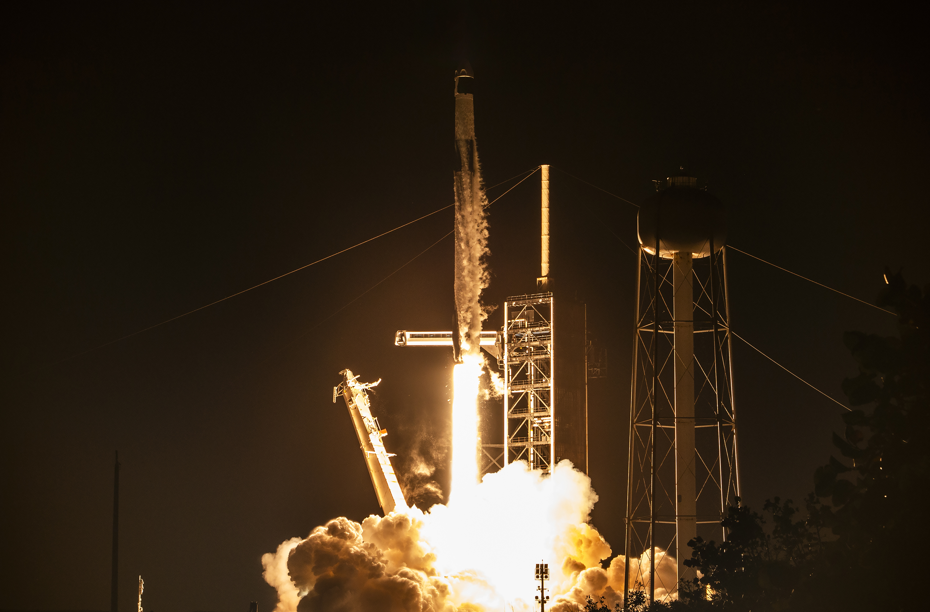 SpaceX здійснила історичний запуск місії Fram2: перший пілотований політ над полюсами Землі (відео)