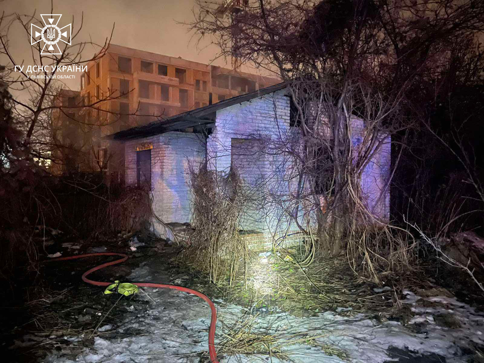 У Львові спалахнула одноповерхова будівля. Рятувальники знайшли тіло загиблого чоловіка