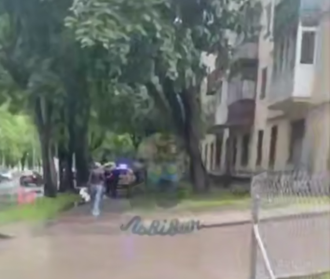 У Львові з багатоповерхівки випала жінка (відео)