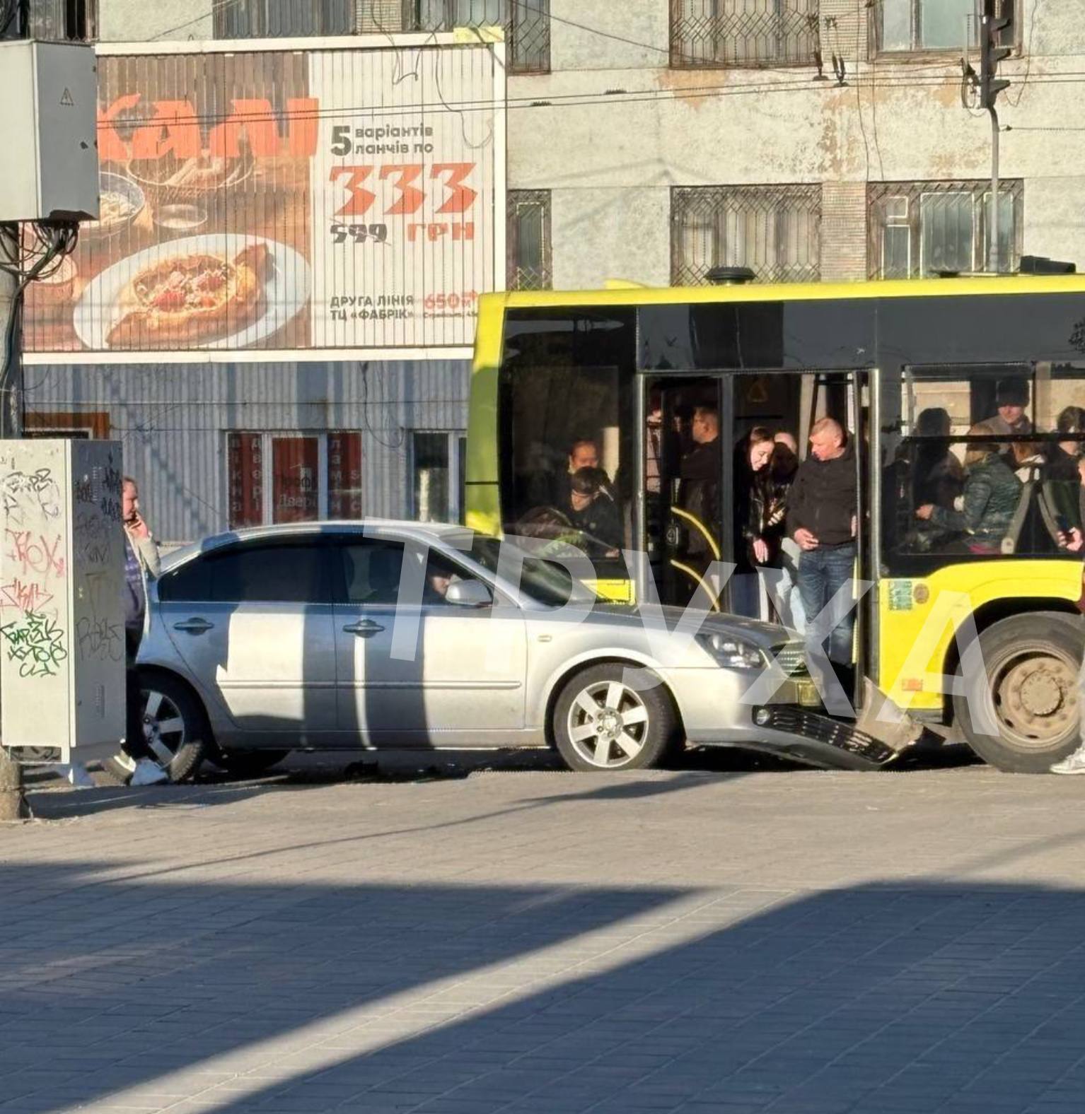 У Львові легковий влетів у маршрутку з пасажирами: перше фото