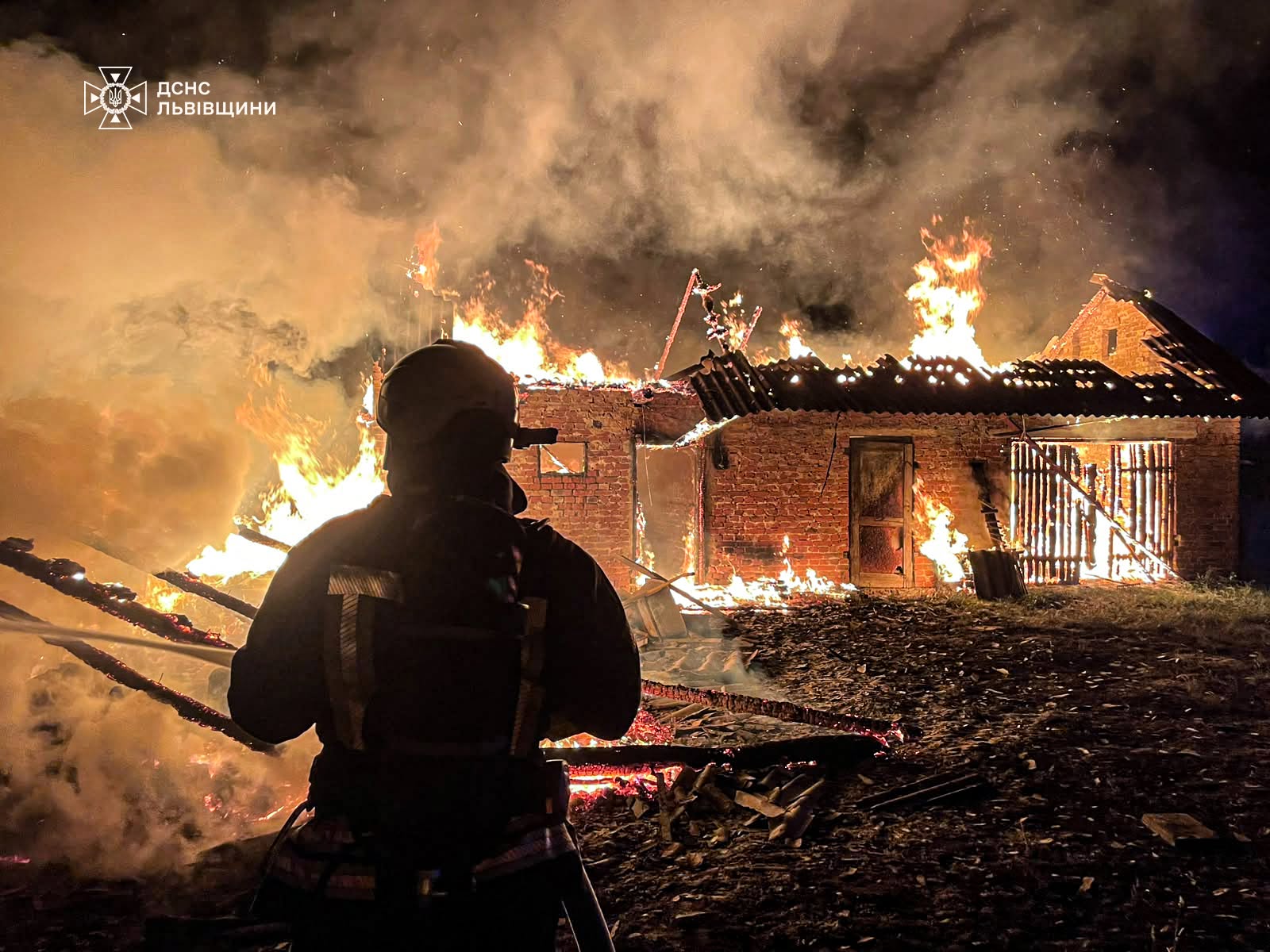 Полум'я охопило все навколо: на Львівщині посеред ночі ледь не згорів житловий будинок (фото)