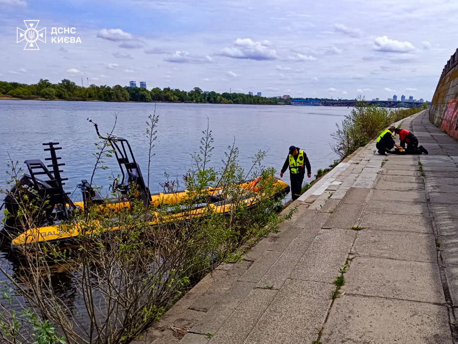 У Києві з пішохідного мосту в Дніпро впала жінка (фото)