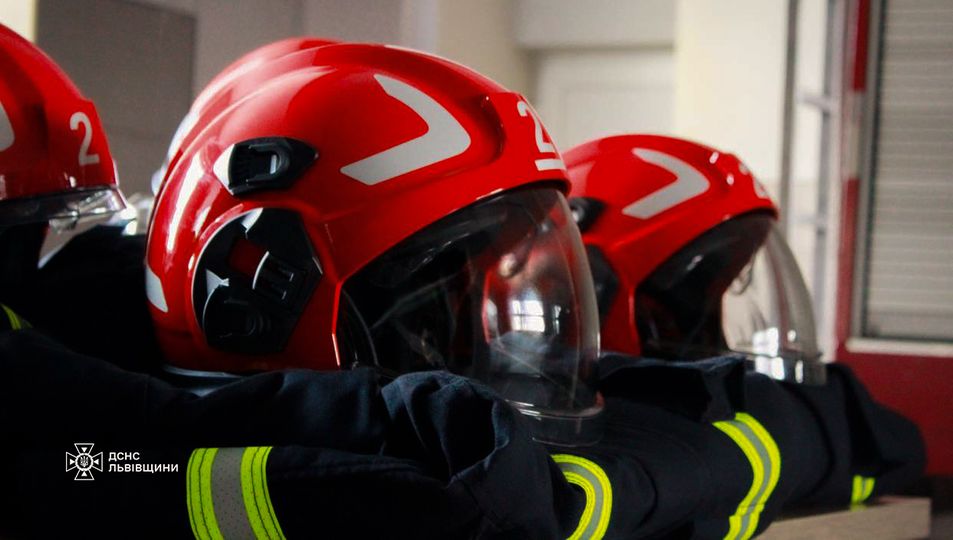 На Львівщині чоловік провалився в двометрову яму
