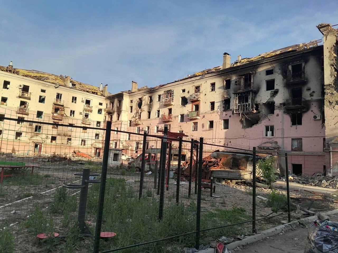 Під завалами будинку в Маріуполі знайшли ще сто тіл загиблих