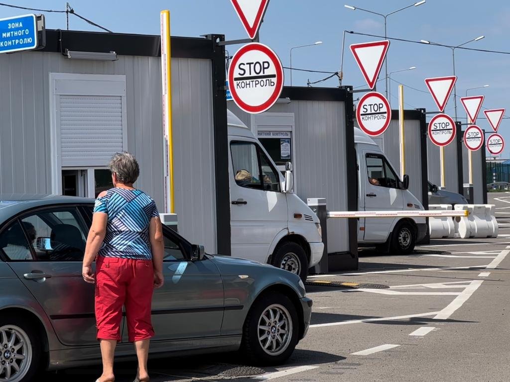 На кордоні в Краківці тимчасово призупинили пропуск легковиків з України