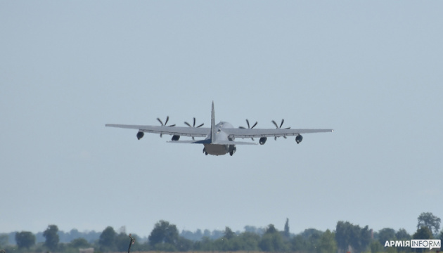 Українські спецпризначенці десантувалися з американського літака МС-130