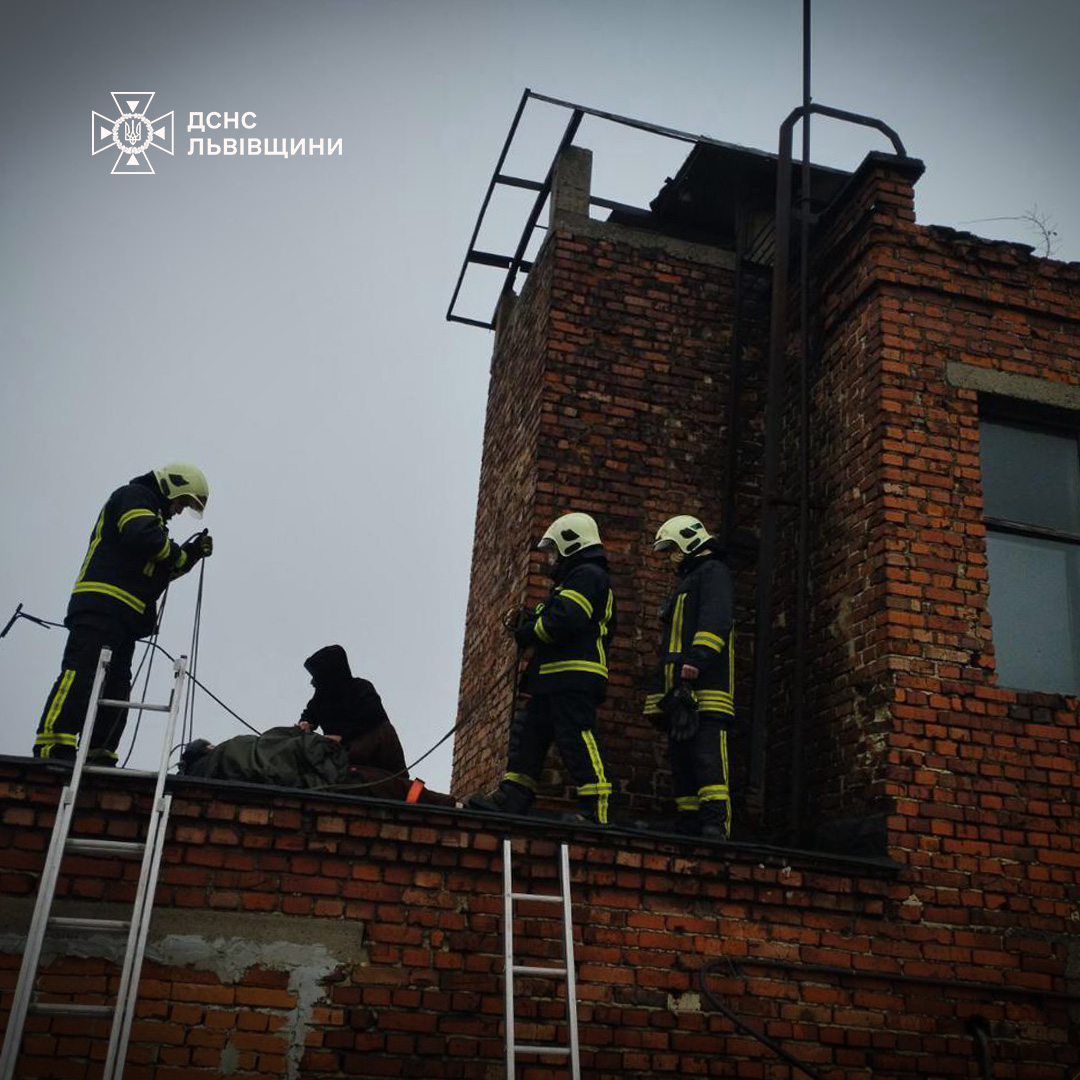 У Львові рятувальники на даху рятували жінку після падіння з висоти