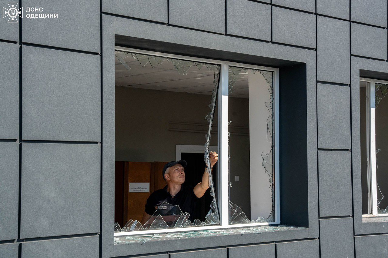 В Одесі внаслідок атаки РФ пошкоджена пожежно-рятувальна частин та гуртожиток (фото)