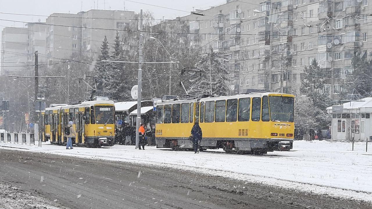 Львів засипає снігом-"сюрпризом": яка ситуація у місті та області. Відео