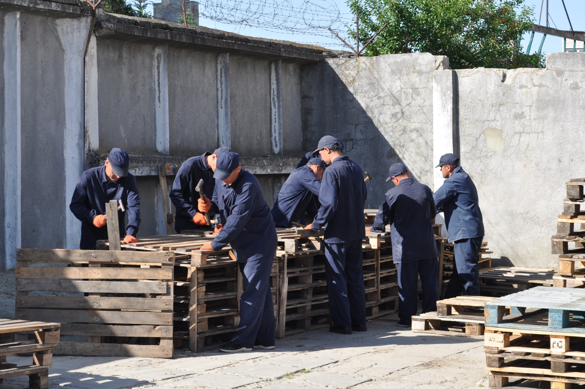 Французи показали умови, в яких утримують російських полонених в Україні