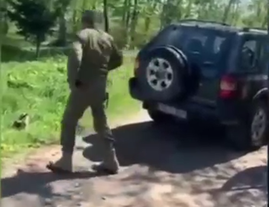 У Чернівецькій області група людей напала на працівника ТЦК: він розпочав стріляти