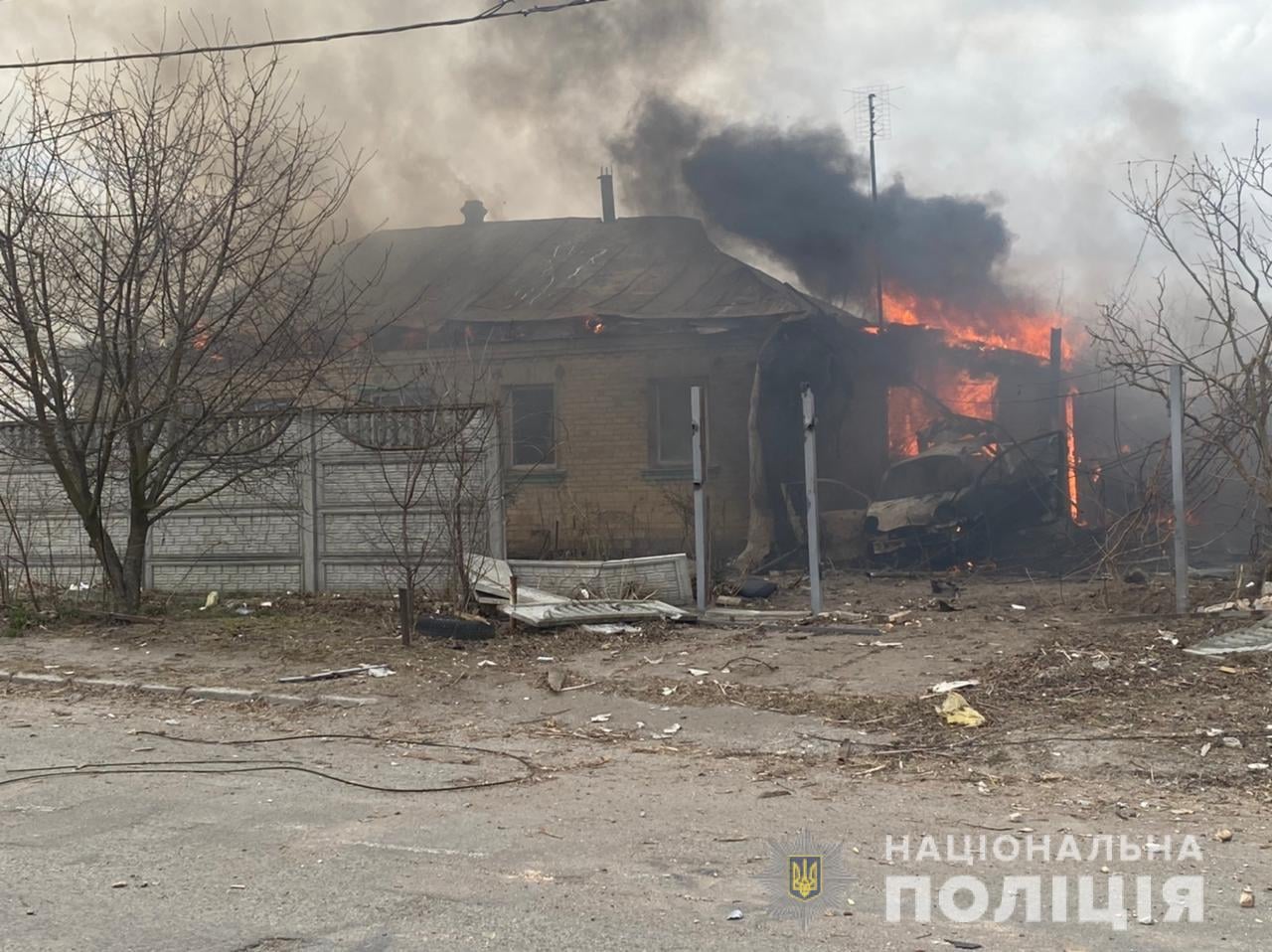 На Київщині російські війська завдали удару по жилих будинках: виникла пожежа